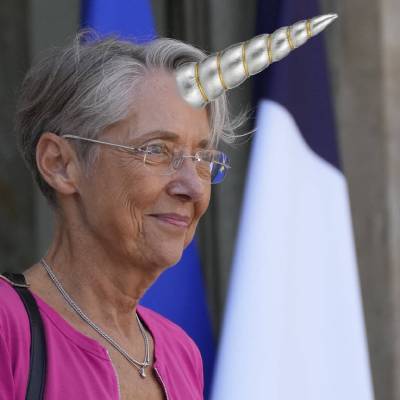 Elisabeth Borne avec une corne